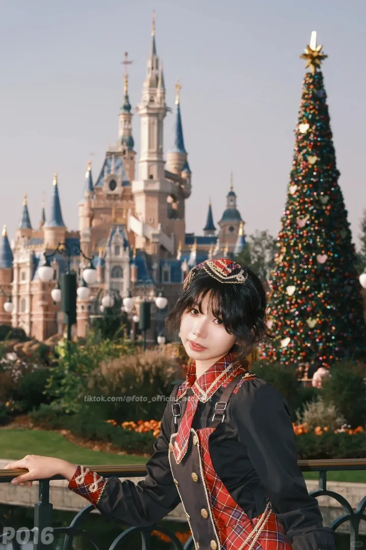 Sample Shanghai Disneyland travel photos with Thai photographer MY FOTO